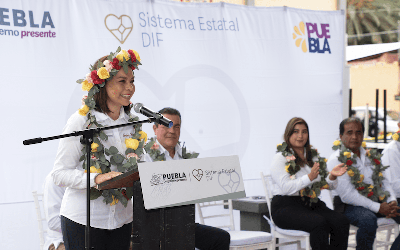 En Sierra Negra, SEDIF entrega aparatos rehabilitatorios y equipamiento