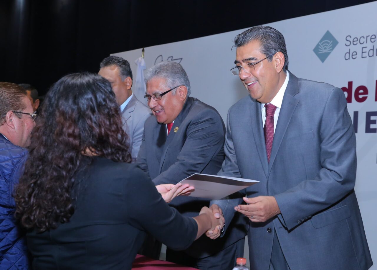 Con entrega de 764 nombramientos, Sergio Salomón reconoce dedicación de maestros poblanos