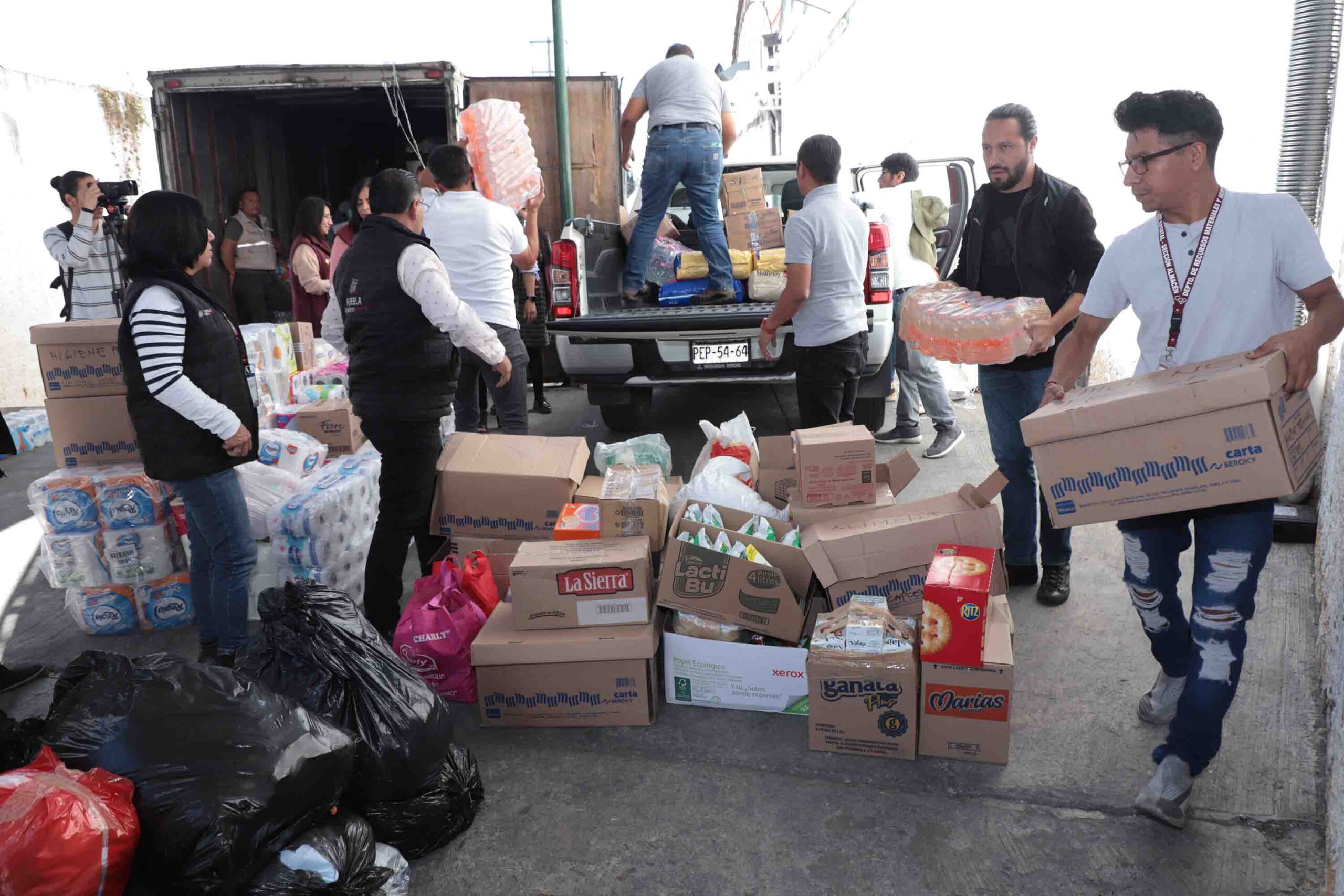 Abandera Gaby Bonilla salida de convoy con más de 35 toneladas de ayuda a Guerrero