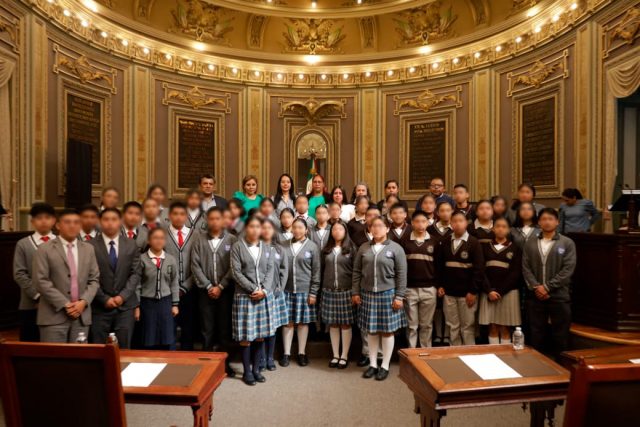 Asisten jóvenes de San Nicolás de los Ranchos al Congreso del Estado para ser “Diputados por un Día”