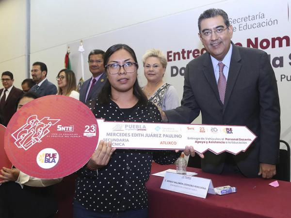 Con entrega de nombramientos, gobierno estatal reconoce a docentes y brinda certeza laboral