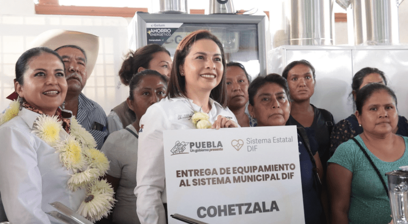 Entrega Gaby Bonilla equipamiento y aparatos rehabilitatorios en la Mixteca poblana