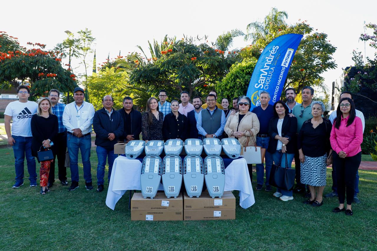 Entrega Ayuntamiento de San Andrés Cholula 100 luminarias en Lomas de Angelópolis