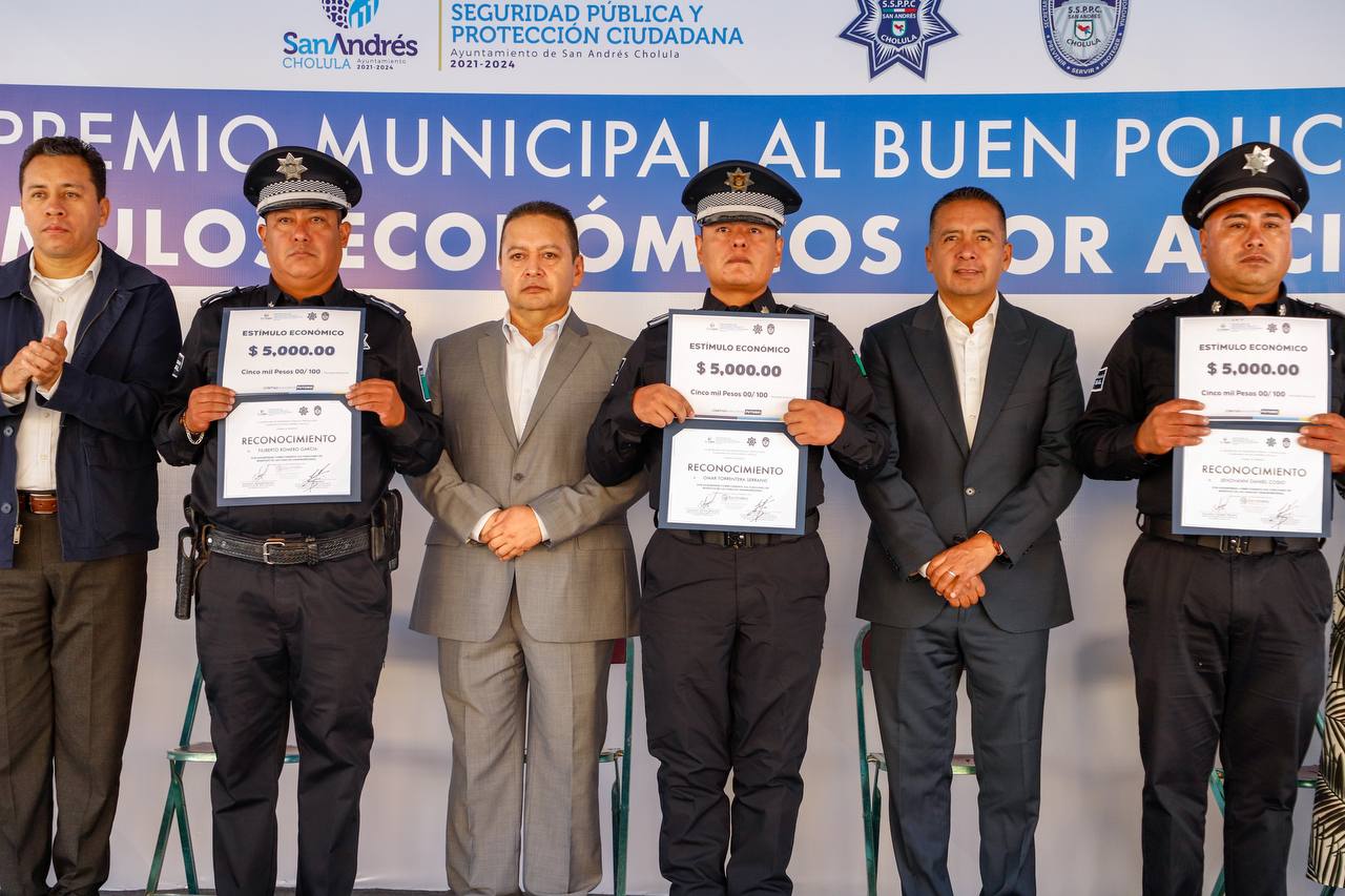 ENTREGA EDMUNDO TLATEHUI ESTÍMULOS ECONÓMICOS COMO PARTE DEL PREMIO MUNICIPAL AL BUEN POLICÍA