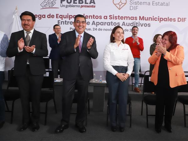 Con entrega de aparatos auditivos y equipamientos, Sergio Salomón y Gaby Bonilla refrendan compromiso con sectores vulnerables
