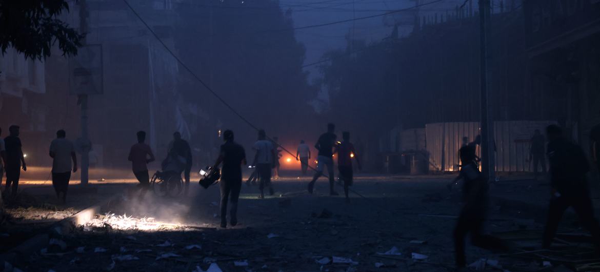 Un mes de bombardeos israelíes deja más de 10.000 muertos en Gaza, entre ellos 4100 niños