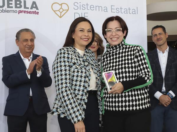 Entrega Gaby Bonilla premio a ganadores de Sorteo para la Asistencia Social