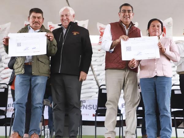 EN TEPEACA, GOBIERNOS FEDERAL Y DE PUEBLA INICIAN PROGRAMA DE ENTREGA DE FERTILIZANTE