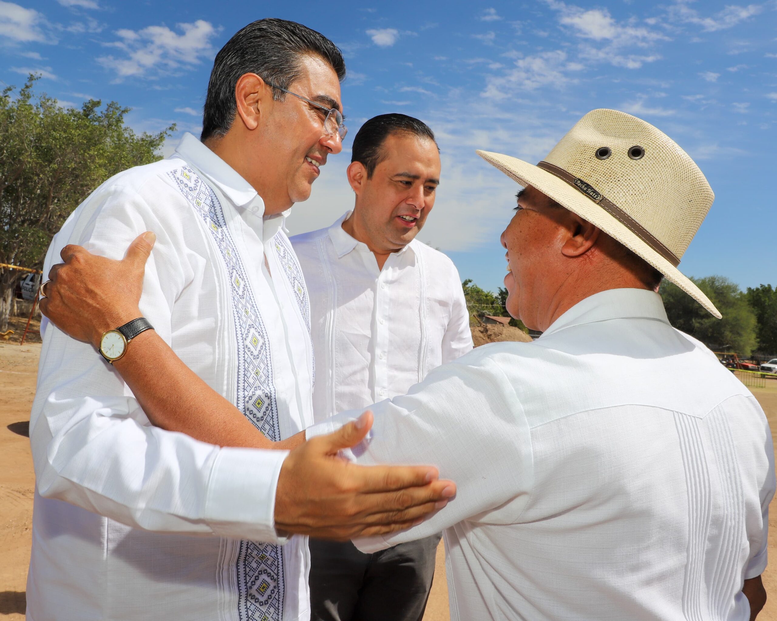 Presidente del Congreso, Eduardo Castillo acompaña a gira de trabajo al gobernador Sergio Salomón en la Mixteca Poblana