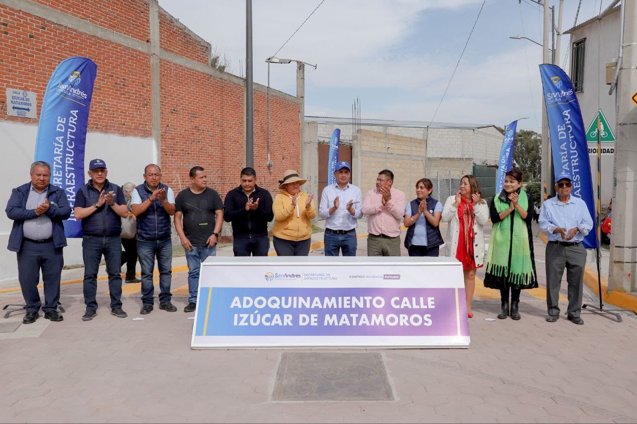Entrega Mundo Tlatehui adoquinamiento de Calle Izúcar e Matamoros en San Francisco Acatepec