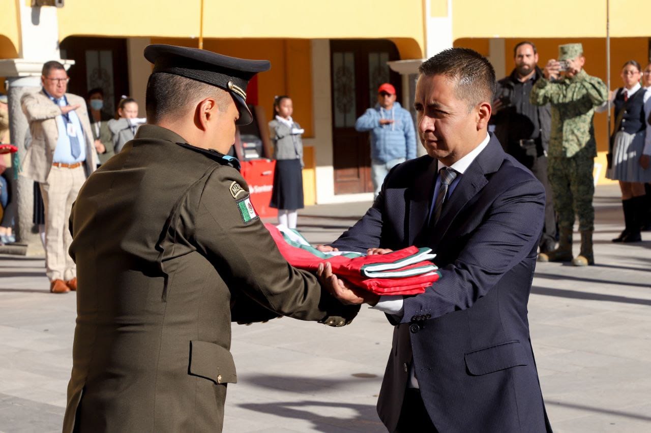 Asiste Mundo Tlatehui a Ceremonia de Incineración de Banderas