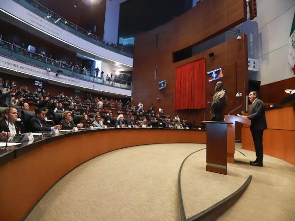 Asiste Sergio Salomón a revelación en letras doradas de «Los Tres Juanes de La Sierra Norte» 