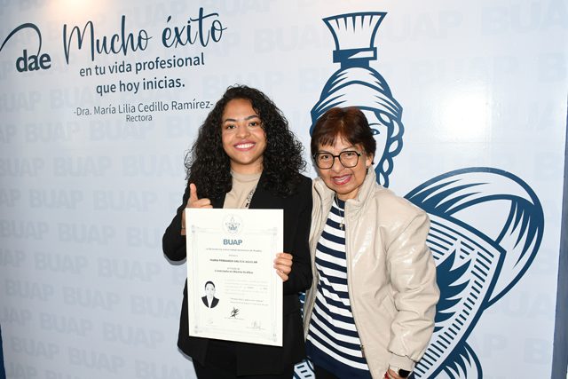 Entrega la Rectora María Lilia Cedillo Ramírez título a egresada con discapacidad auditiva