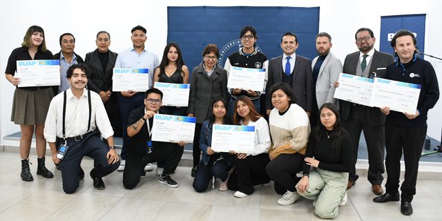 Se premia a los ganadores de los concursos “Creación Porra Institucional BUAP” y “Apantálla-te”