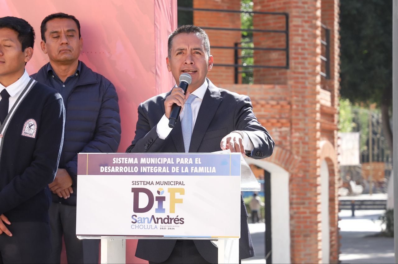 Mundo Tlatehui entrega apoyos económicos e instituciones educativas