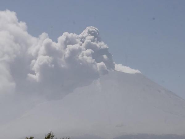 Sostiene SEGOB encuentro con habitantes de Xalitzintla para evitar ascenso al Popocatépetl