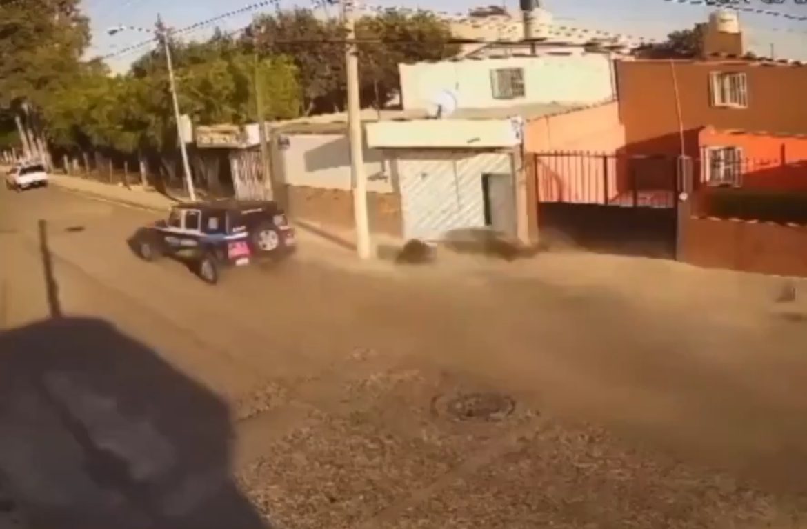 VIDEO | Patrulla de la SSC embiste a motociclista sin razón aparente