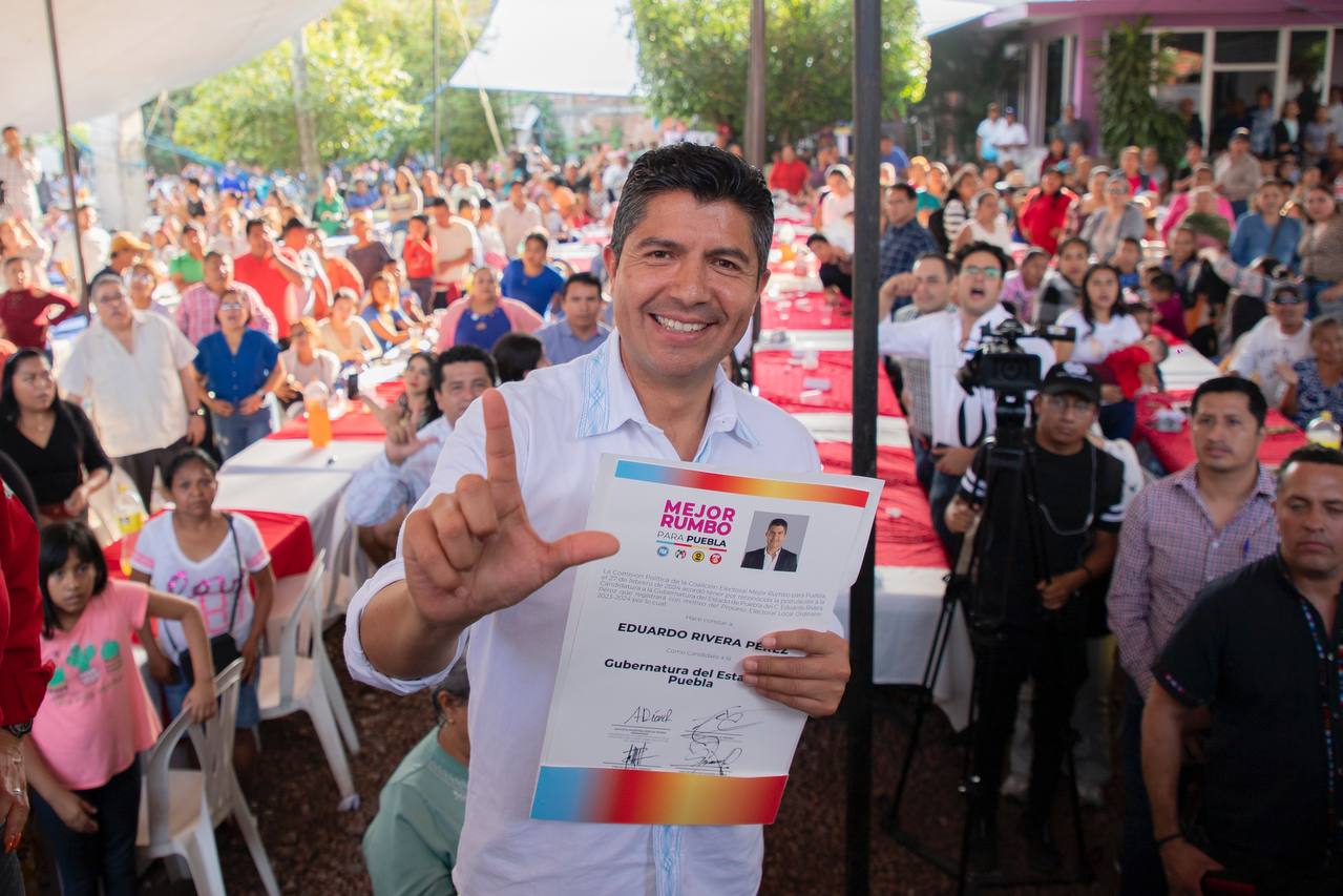 Recibe Eduardo Rivera constancia como candidato a la gubernatura de Puebla