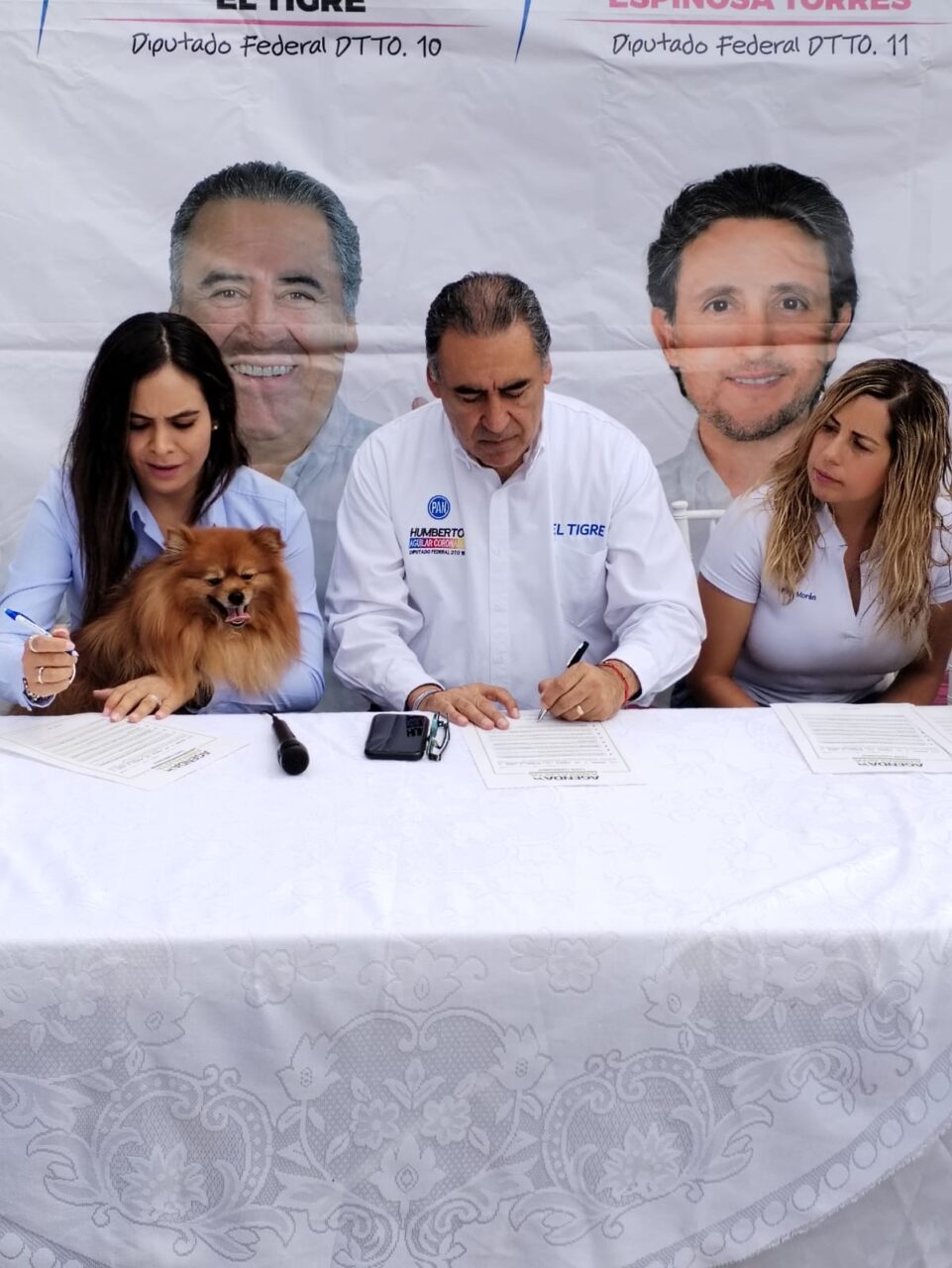 HUMBERTO AGUILAR FIRMA COMPROMISO EN FAVOR DE LOS DERECHOS DE LOS ANIMALES