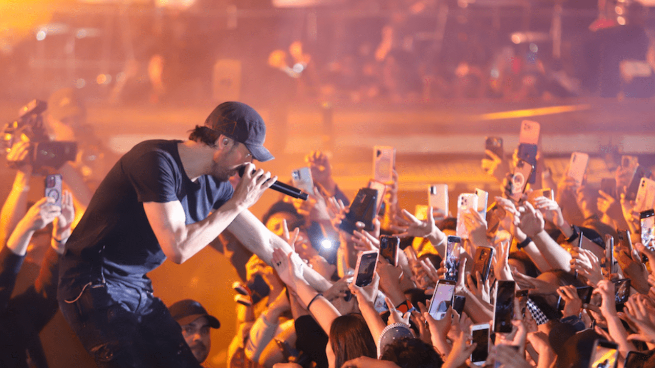 Cautiva Enrique Iglesias con presentación en la Feria de Puebla 2024