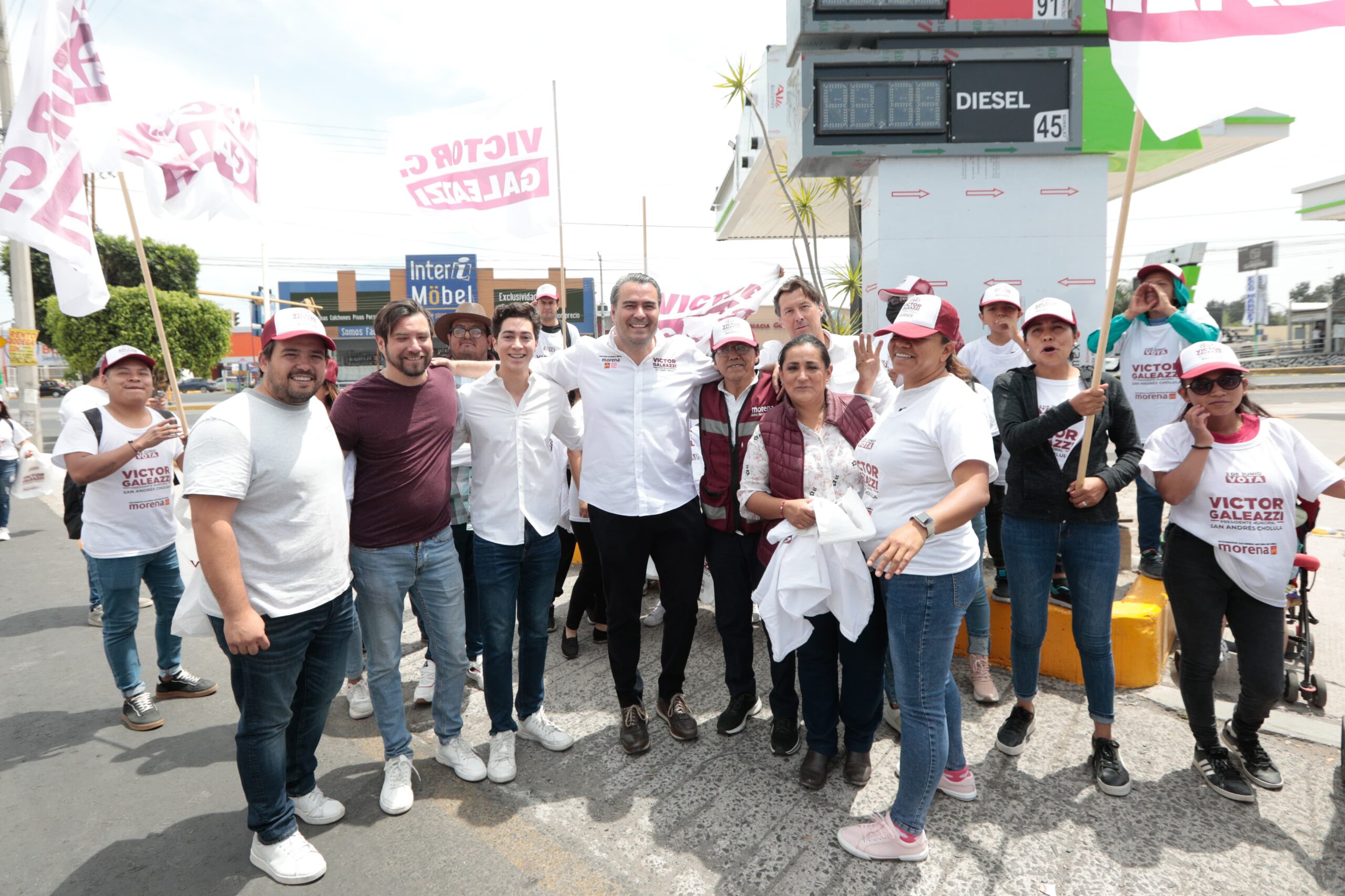 El candidato Victor Galeazzi recorre las calles de San Andrés escuchando las necesidades de las y los sanandreseños