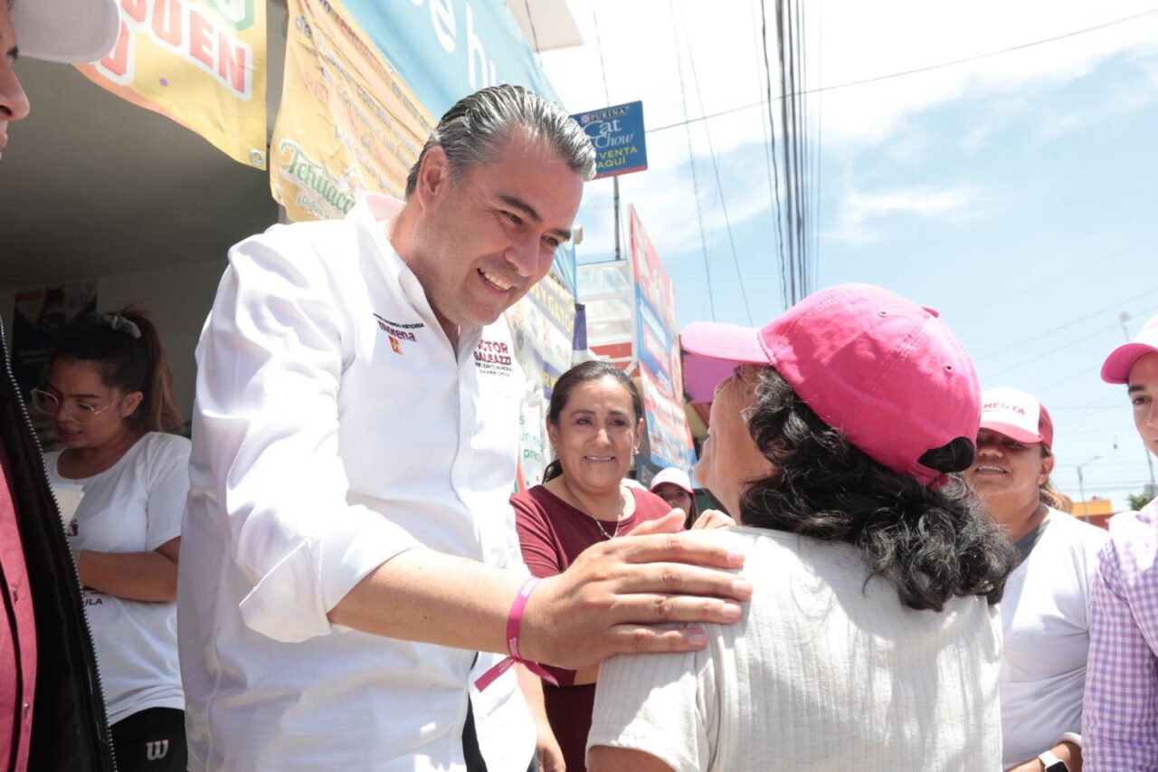 Victor Galeazzi recorre la avenida Orión Norte en la junta auxiliar de San Bernardino Tlaxcalancingo.