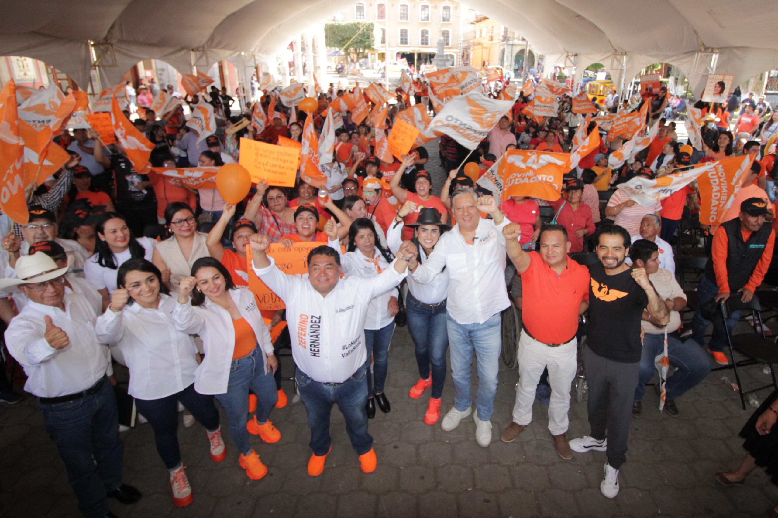 Fer Morales y Zeferino Hernández son recibidos por las y los ciudadanos de Huauchinango.