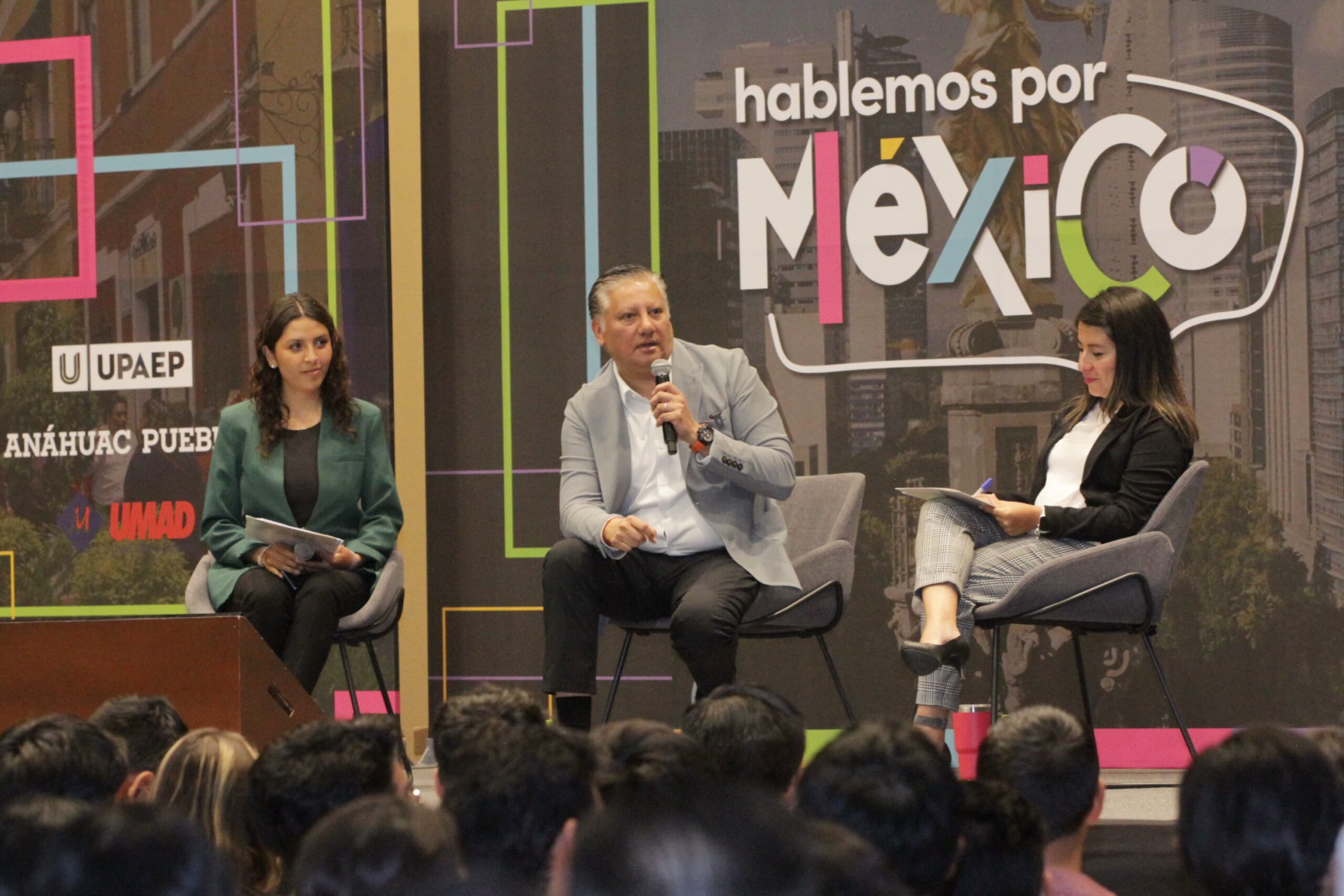 Fernando Morales conversa con estudiantes en UPAEP