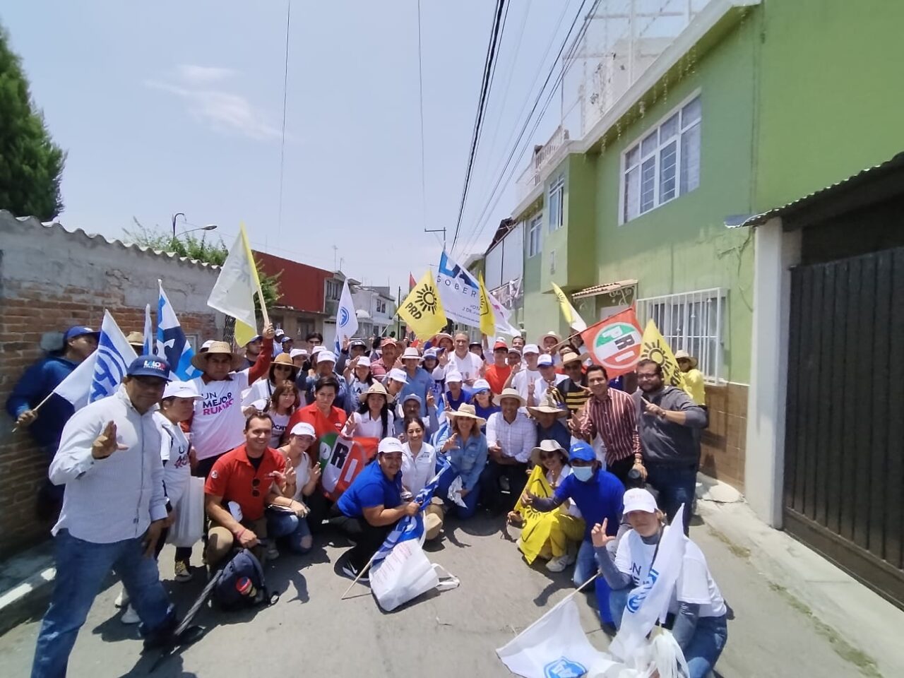 Humberto Aguilar y Roxana Luna recorren calles de Santiago Momoxpan