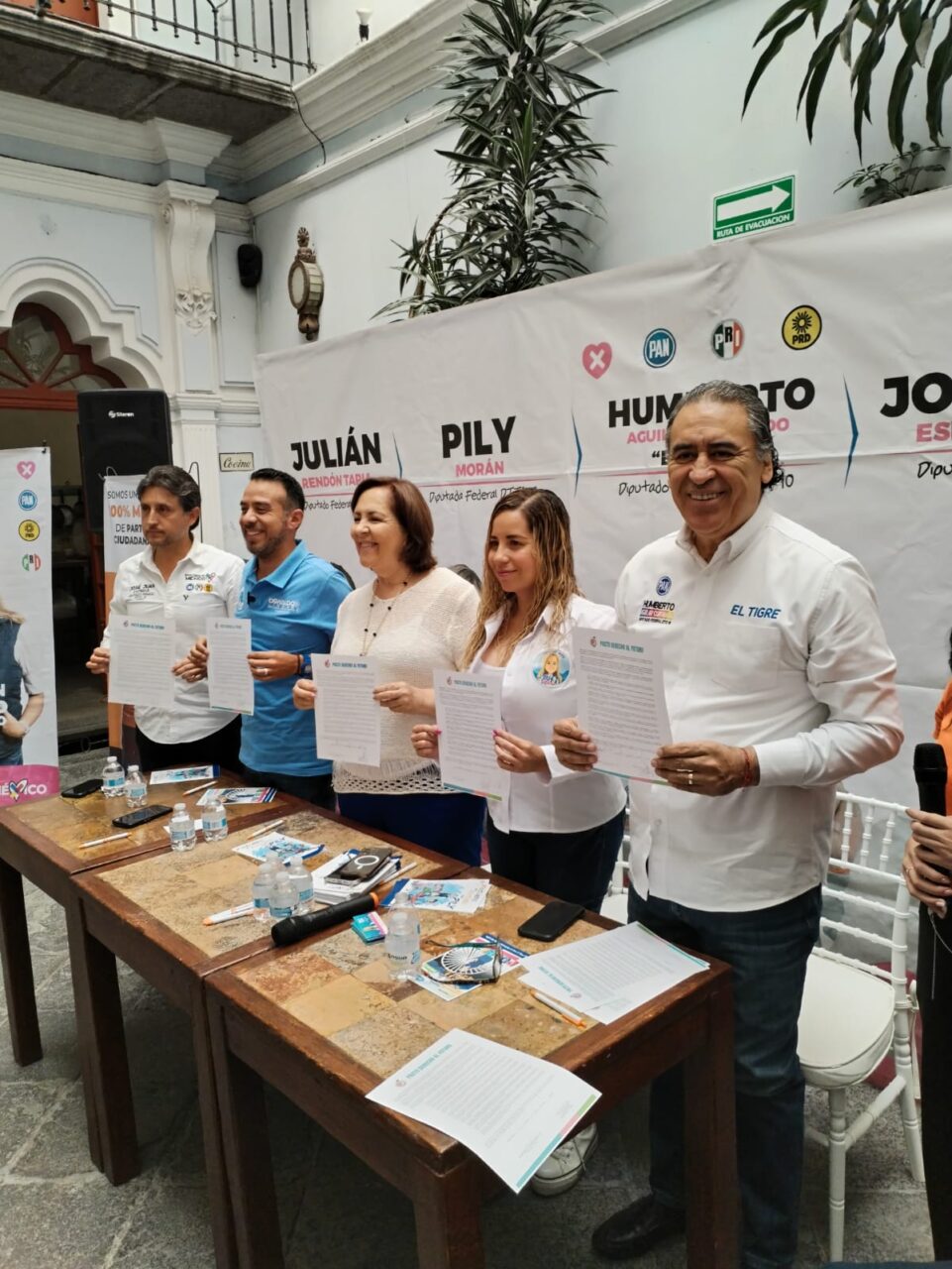 Firma Humberto Aguilar pacto por el derecho al futuro