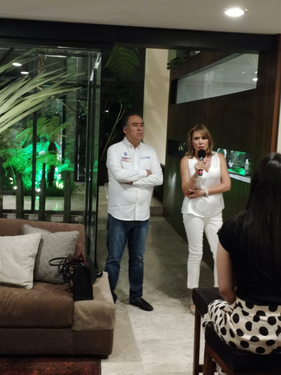 Se reúne Humberto Aguilar con vecinos de La Vista