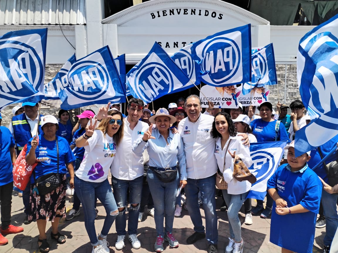 Convive Humberto Aguilar con locatarios del tianguis De Santiago Mixquitla