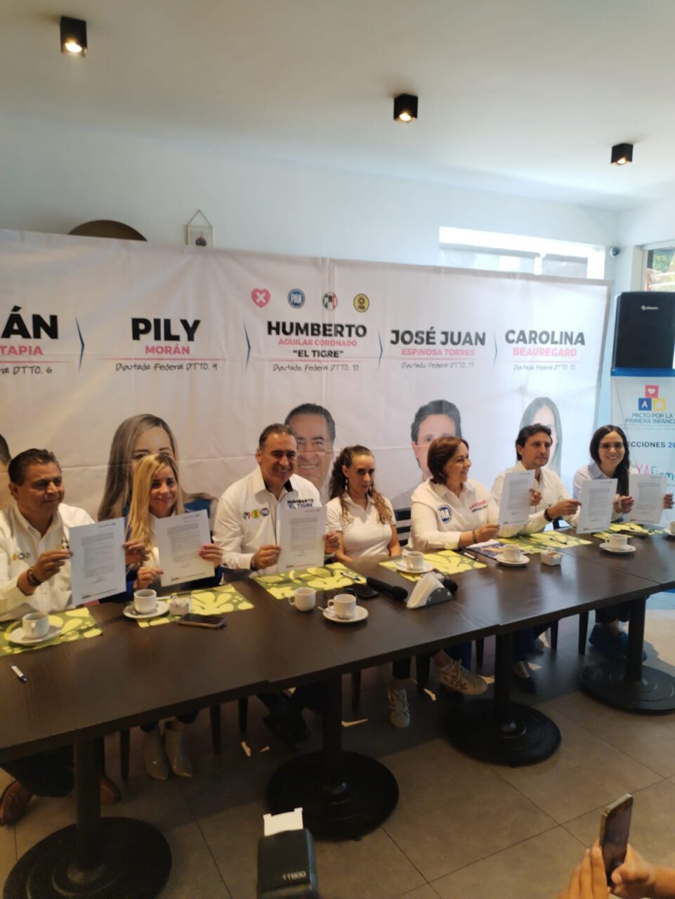 Firma Humberto Aguilar pacto por la primera infancia