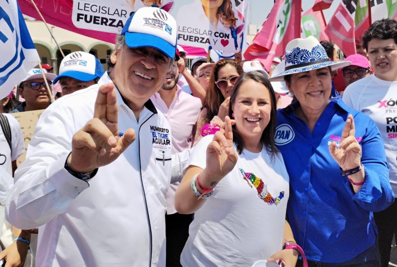 Recorre Humberto Aguilar las calles de las Cholulas junto a Diana Gálvez