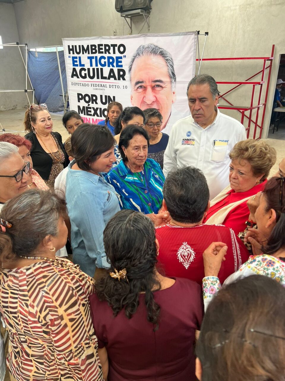 Se reúne Humberto Aguilar con adultos mayores De San Pedro Cholula