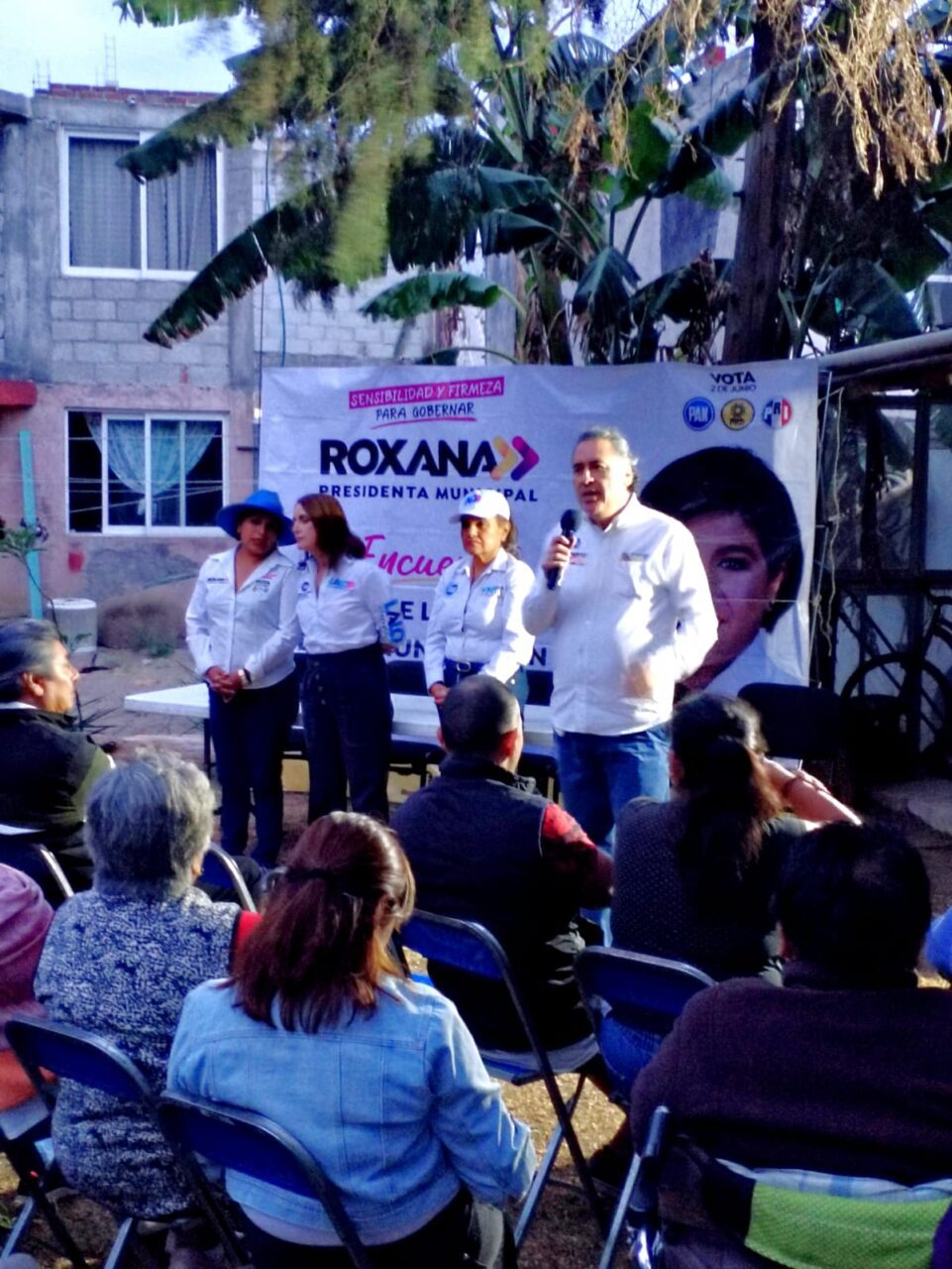 Se reúne Humberto Aguilar con vecinos de Santiago Momoxpan