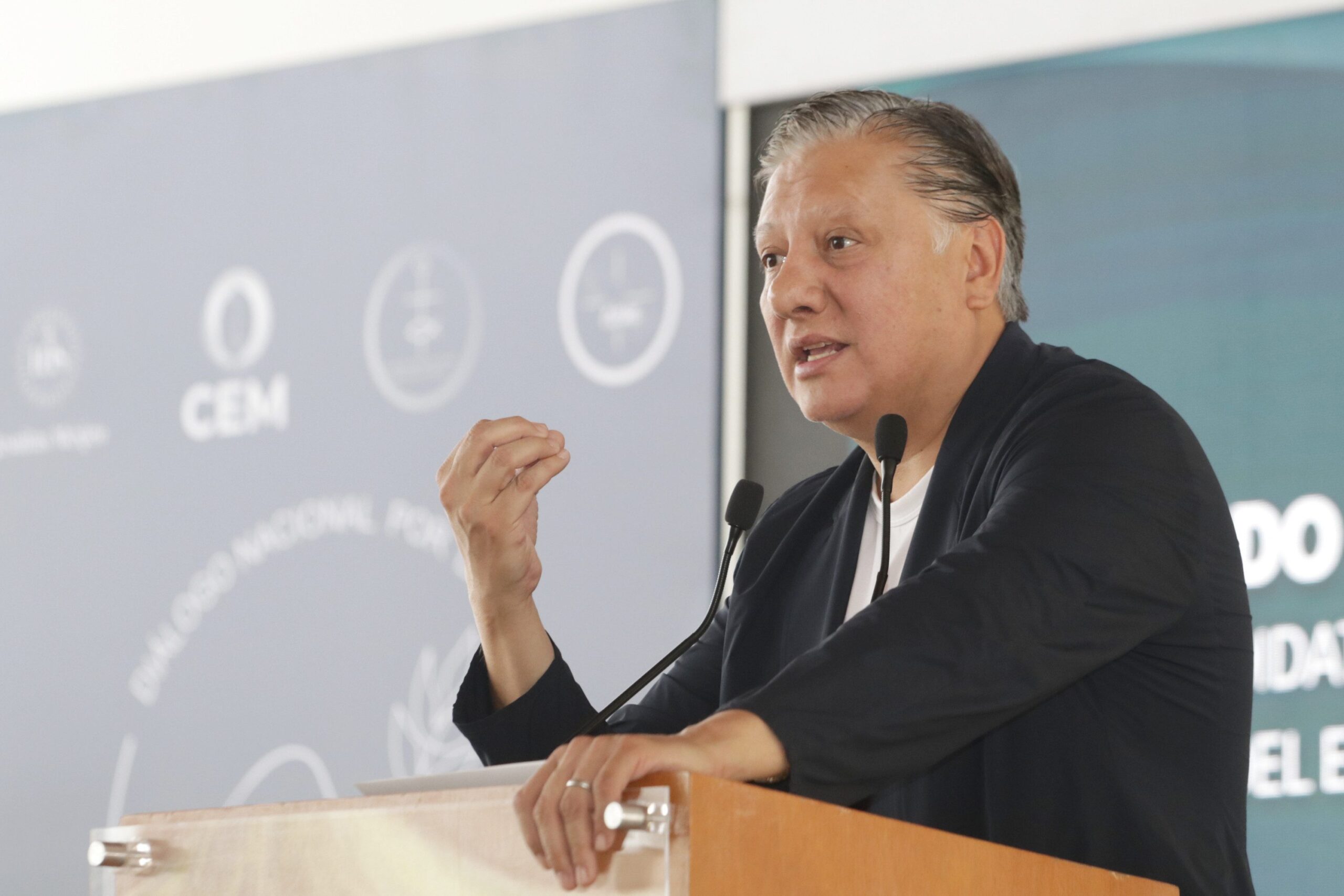 Fernando Morales firma compromiso por la Paz en IBERO