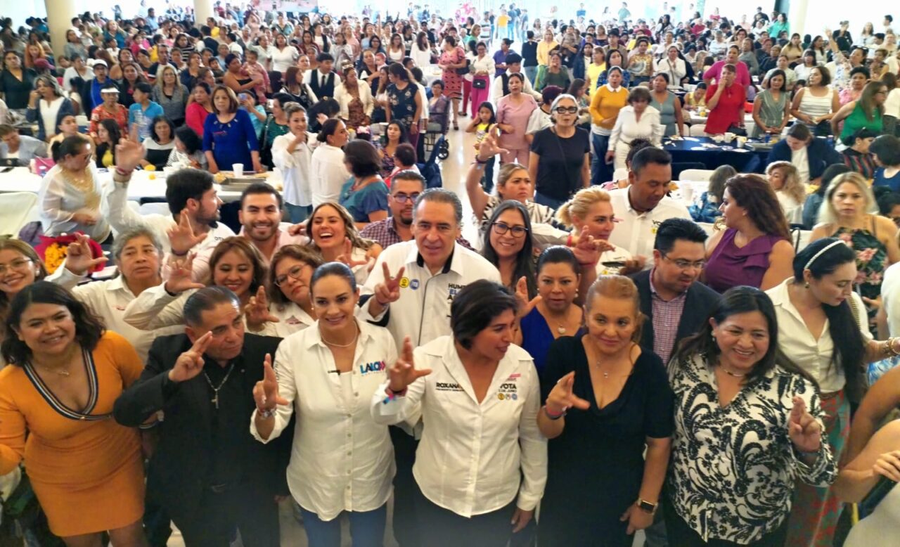 Celebra Humberto Aguilar a mamás y maestras en San Pedro Cholula