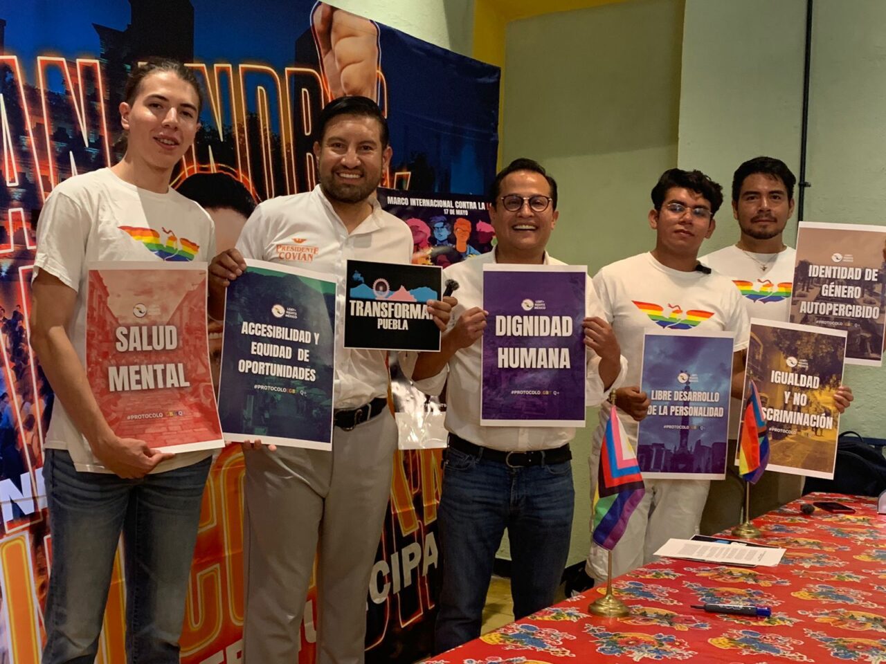 Firma Lalo Covián compromiso con el colectivo «Transformar Puebla»