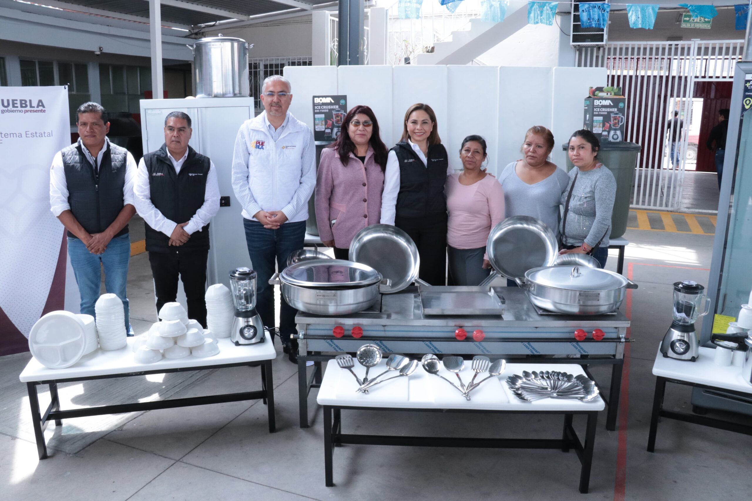 Equipa SEDIF desayunadores escolares en Puebla capital