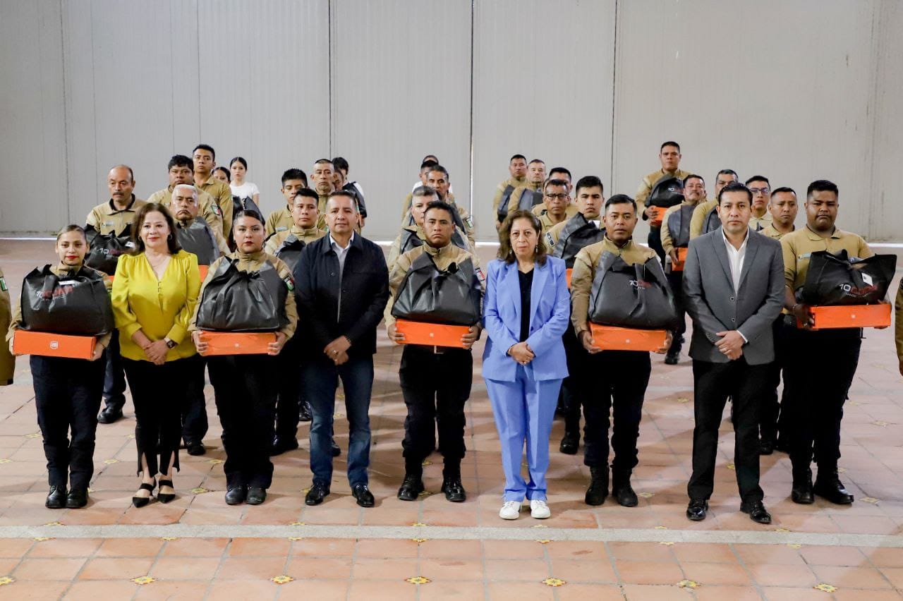 Entrega Mundo Tlatehui uniformes a elementos de la Guardia Ciudadana