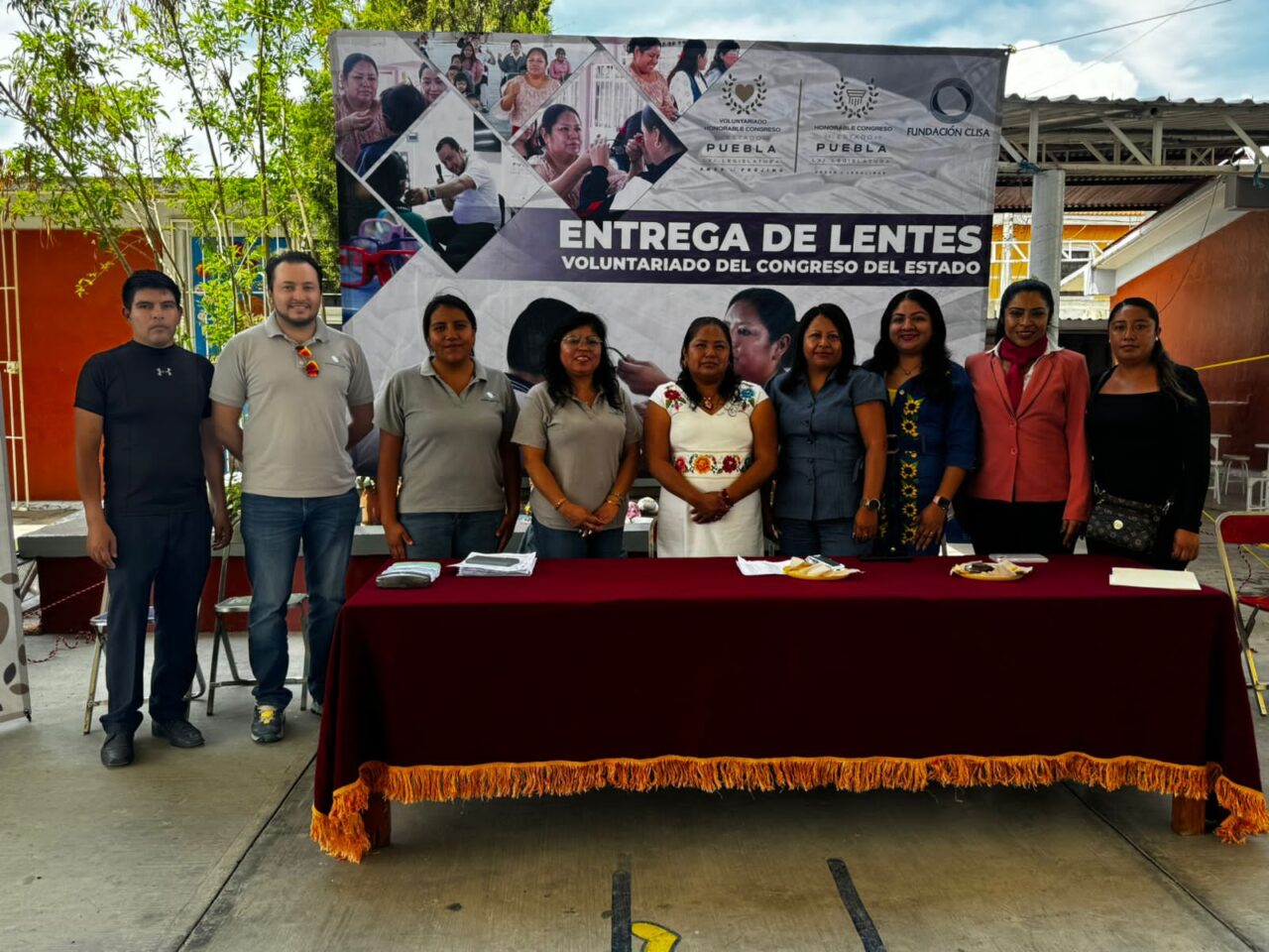 Entrega Voluntariado del Congreso lentes gratuitos a niñas y niños de San Gabriel Chilac 
