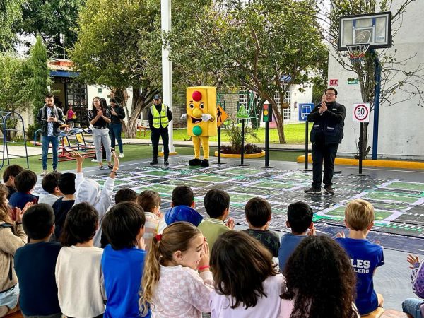 Acerca Ayuntamiento de Puebla campaña de seguridad vial a escuelas locales