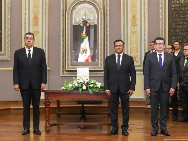 Asiste Sergio Salomón a homenaje póstumo del diputado Carlos Navarro Corro