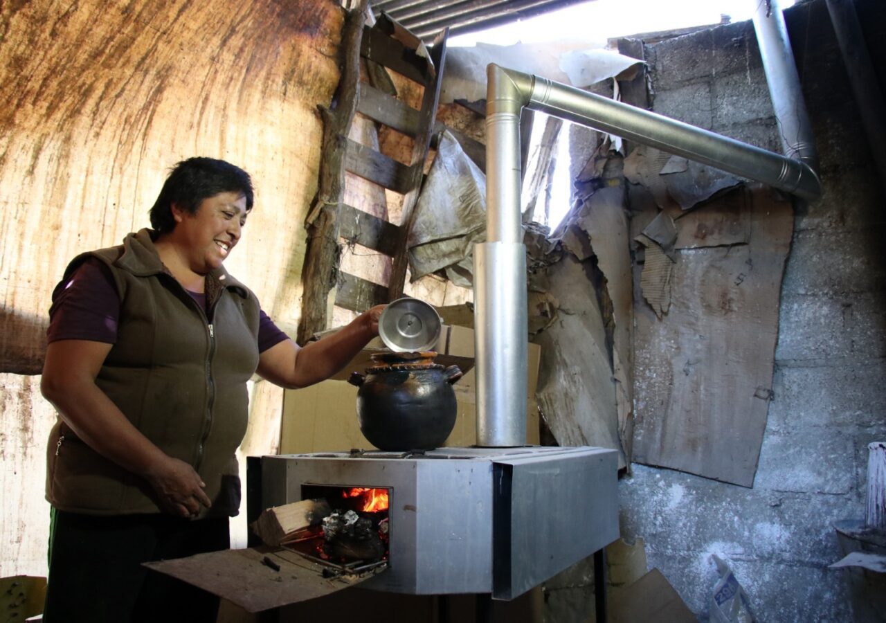 Reduce Bienestar uso de leña en viviendas poblanas