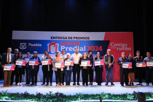 Entrega Ayuntamiento de Puebla los premios del Sorteo Predial 2024