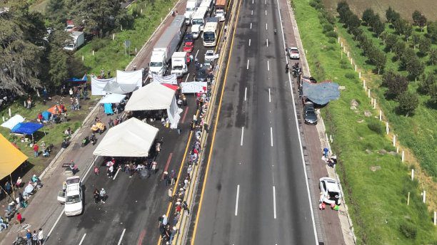 Pobladores de Santa Rita Tlahuapan mantienen bloqueo de carreteras y autopistas por 24 horas