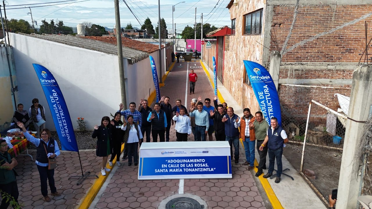 Entrega Mundo Tlatehui adoquinamientos en Santa Maria Tonantzintla y San Francisco Acatepec