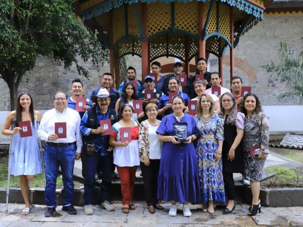 Entrega gobierno estatal credenciales a guías de turistas de tres municipios