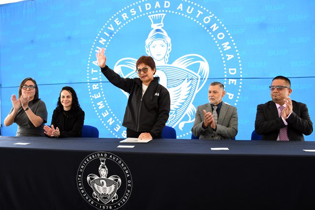 Entrega Rectora Lilia Cedillo el Diploma BI a 102 egresados del Bachillerato Internacional 5 de Mayo